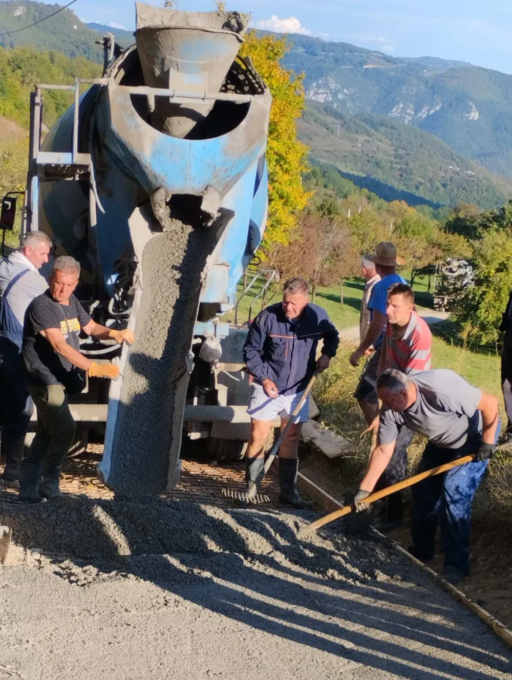 Mje&scaron;tani zajedničkim snagama betonirali put u Dobrinju