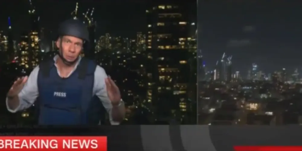 (VIDEO) Reporter hitno potražio skloni&scaron;te dok padaju djelovi iranskih raketa