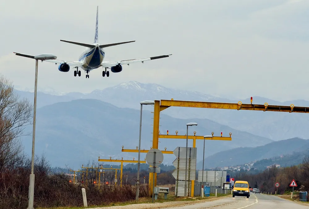 Mu&scaron;karac umro u avionu iz Tivta za Beograd: Pozlilo mu prije slijetanja
