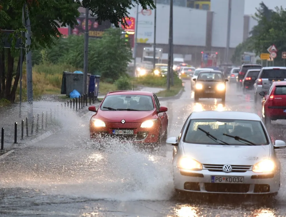 Oprezno zbog mokrih puteva