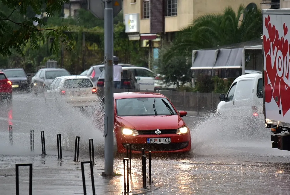 Nepovoljni uslovi za vožnju, saobraća se usporenije