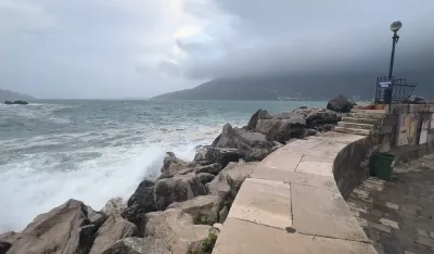 Herceg Novi: Talasi preko četiri metra, brodovi u Gradskoj luci sigurni