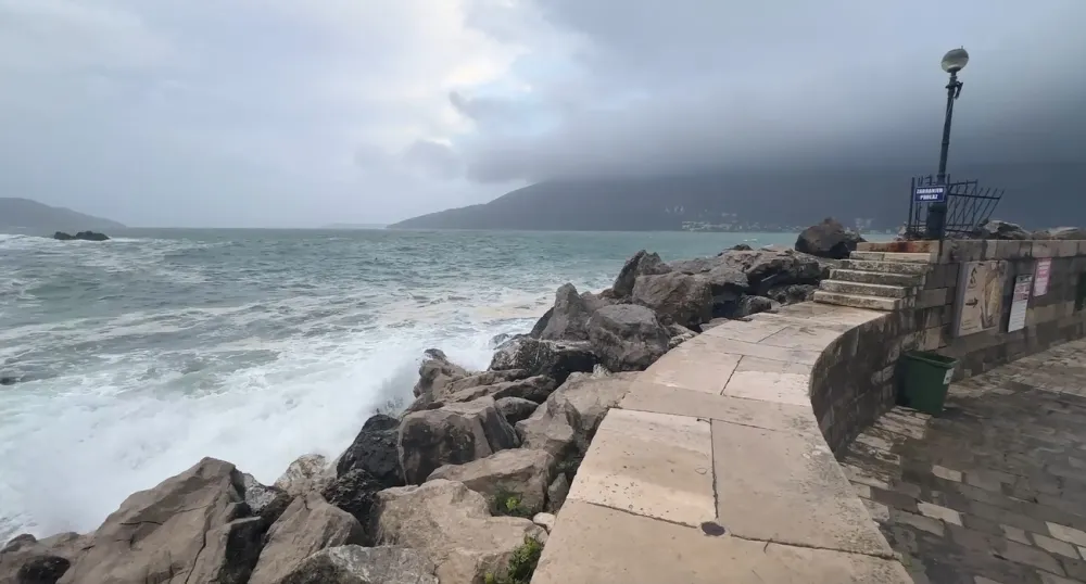 Herceg Novi: Talasi preko četiri metra, brodovi u Gradskoj luci sigurni