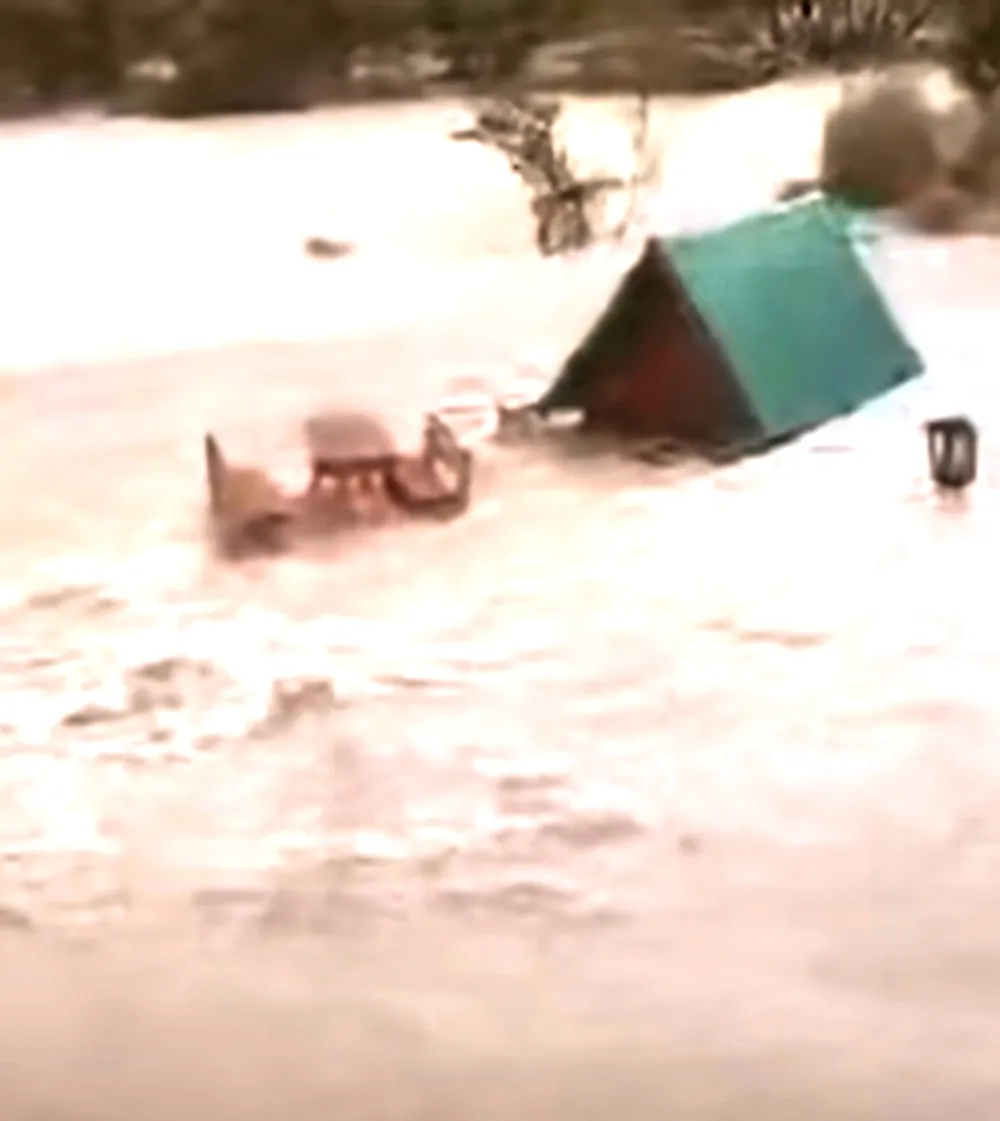 Evakui&scaron;u desetak turista iz sela Komarnica, pomoć države izostala