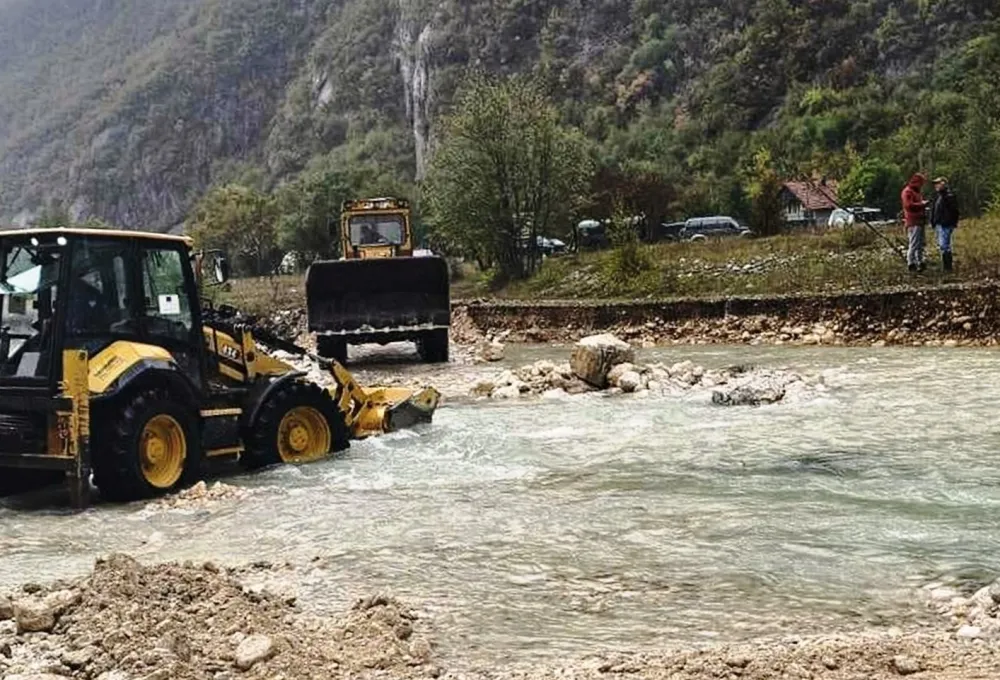Evakuisani turisti i mje&scaron;tani iz sela Kozarice