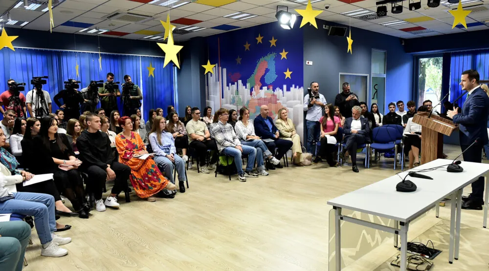 Zenović: Kritički, dijalogom i slobodnom mi&scaron;lju posmatrajte i Evropu i Crnu Goru