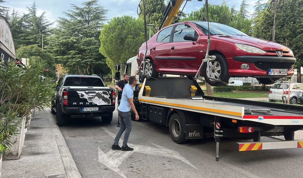 PAUK UKLANJA NEPROPISNO PARKIRANA VOZILA
