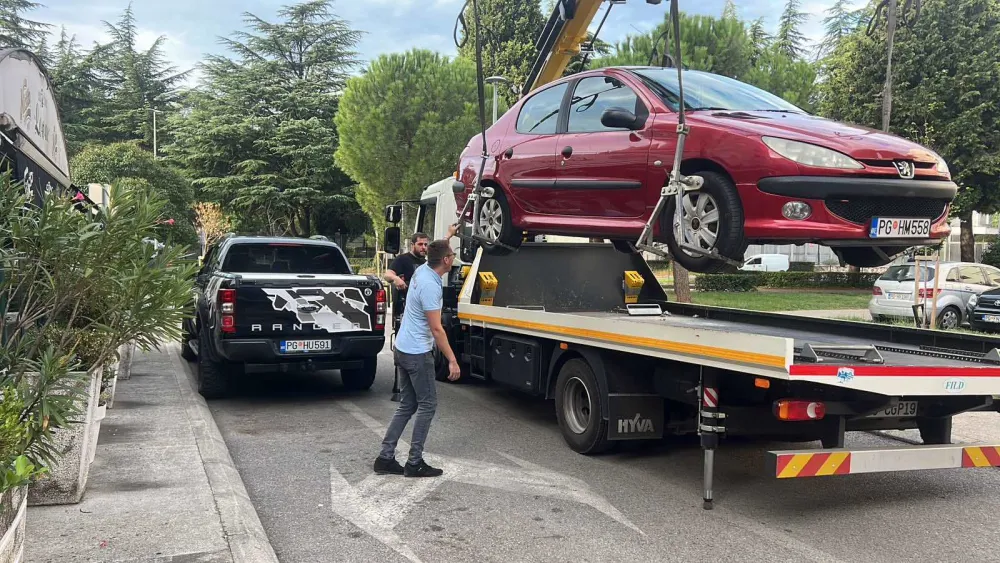 PAUK UKLANJA NEPROPISNO PARKIRANA VOZILA