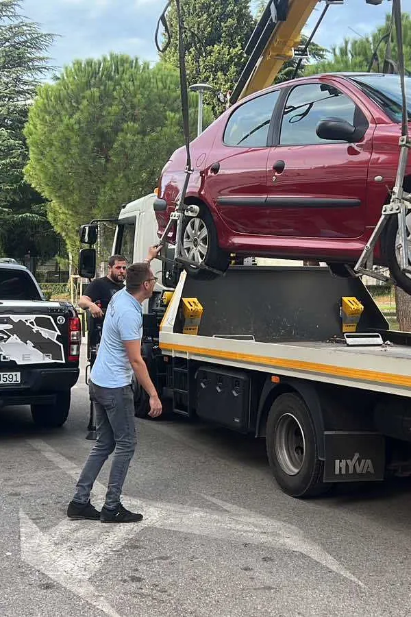 PAUK UKLANJA NEPROPISNO PARKIRANA VOZILA
