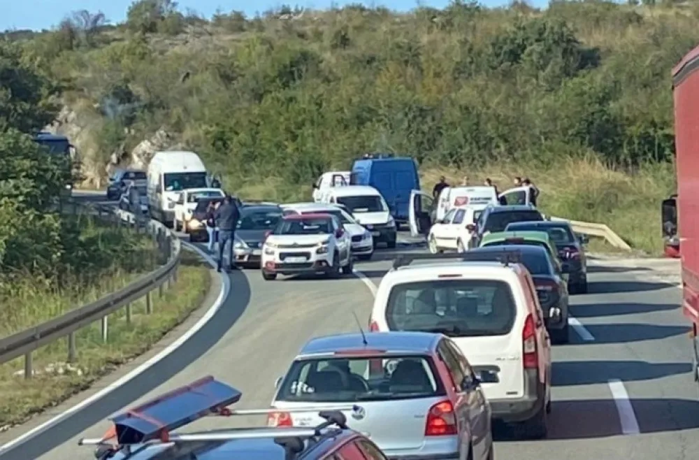 Sudar vi&scaron;e vozila na putu Podgorica-Cetinje