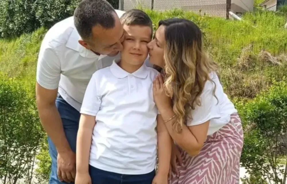 Dječak Edi u poplavama ostao bez oba roditelja, treba pomoć