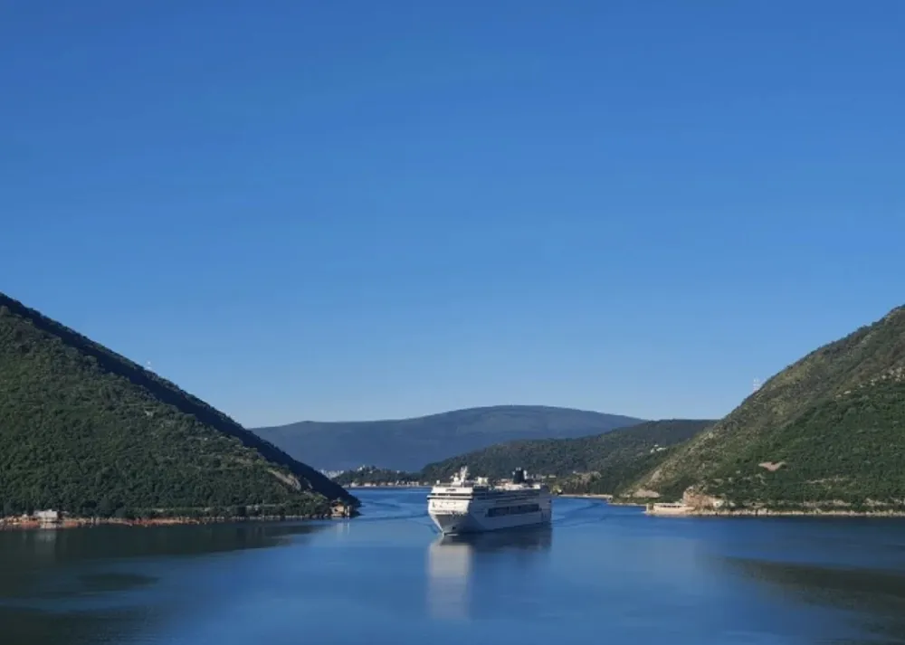 U kotorskom zalivu tri kruzera sa preko 3,5 hiljade putnika