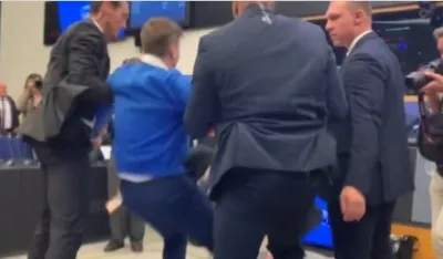 Opozicionar nasrnuo na Orbana u Evropskom parlamentu, obezbjeđenje ga savladalo