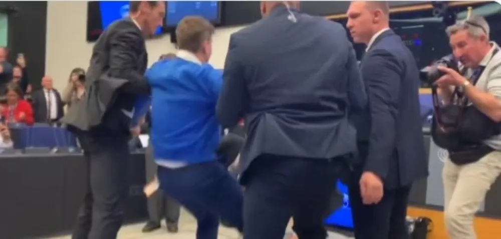 Opozicionar nasrnuo na Orbana u Evropskom parlamentu, obezbjeđenje ga savladalo