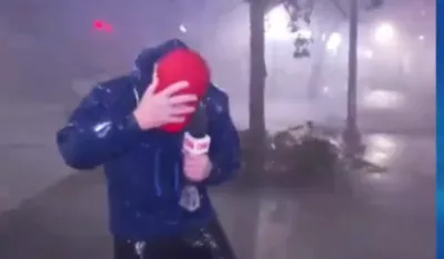 (VIDEO) Pogledajte kako je izgledalo javljanje novinara uživo tokom uragana