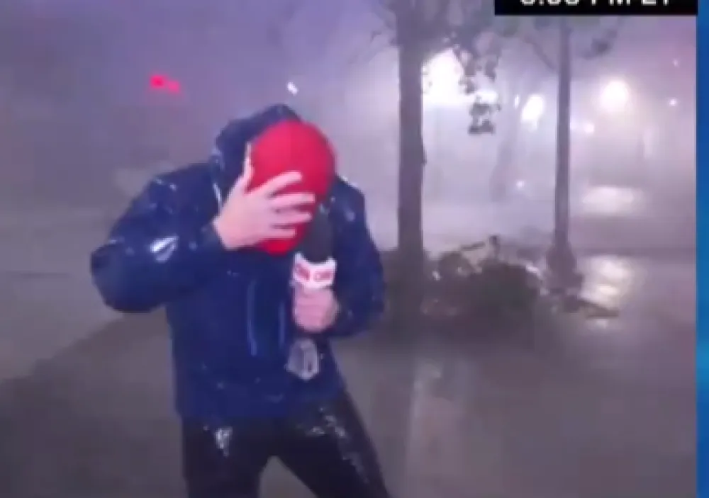 (VIDEO) Pogledajte kako je izgledalo javljanje novinara uživo tokom uragana