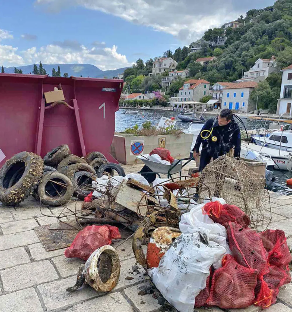 Herceg Novi: Sa dna mora sa četiri lokaliteta izvučene 44 tone otpada