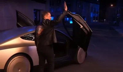 (VIDEO) Ovo je dugoočekivani robotaksi: Ilon Mask se u njemu dovezao na pozornicu