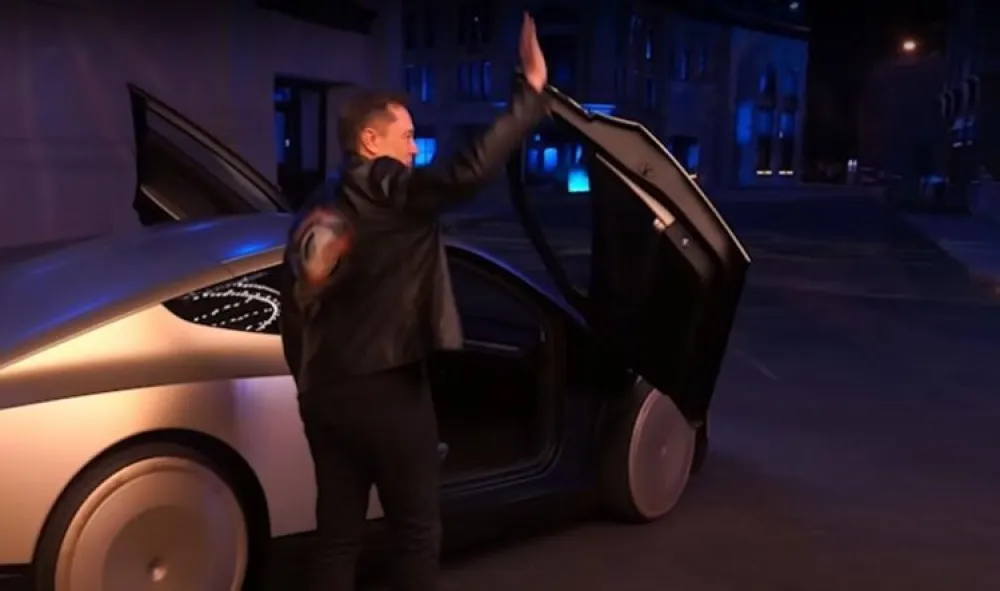 (VIDEO) Ovo je dugoočekivani robotaksi: Ilon Mask se u njemu dovezao na pozornicu