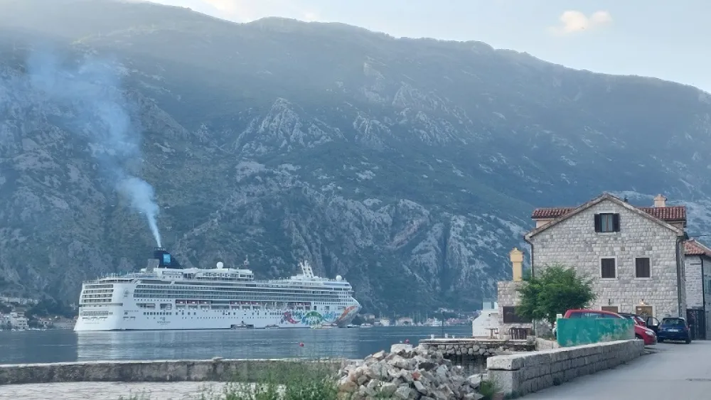 U kotorskoj luci tri broda