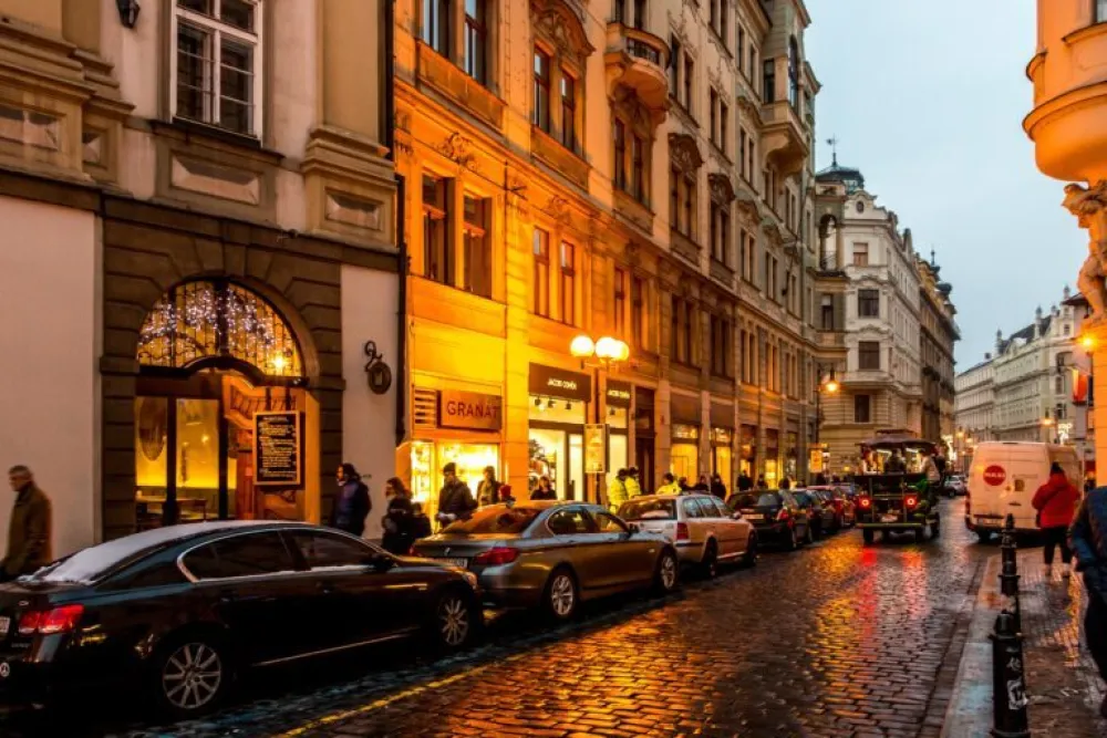 U Pragu zabranjeno organizovano noćno obilaženje barova