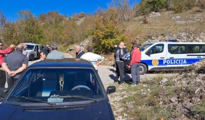 (VIDEO) Policija blokirala put u Bogetićima, mje&scaron;tani ne dozvoljavaju zakopavanje uginulih krava