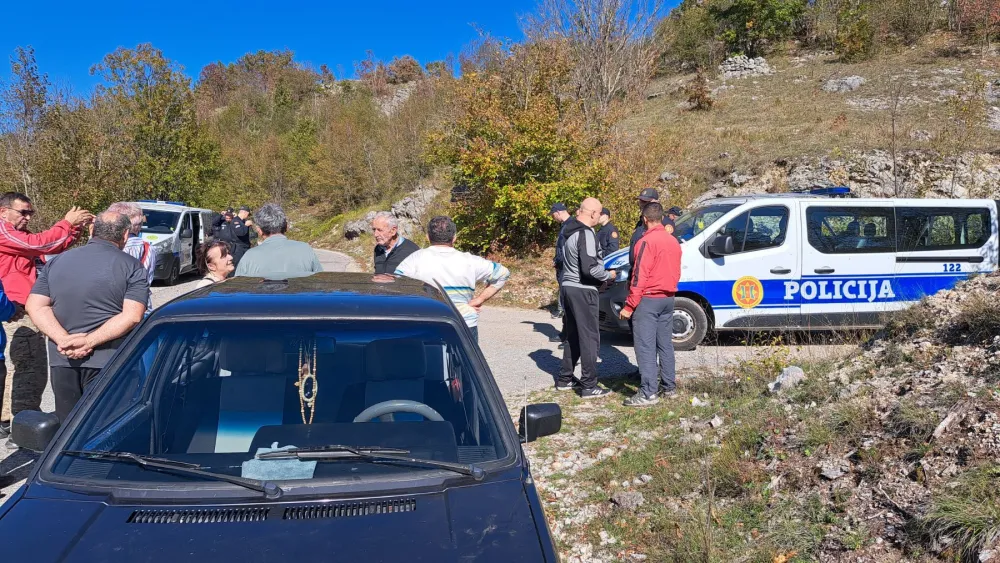 (VIDEO) Policija blokirala put u Bogetićima, mje&scaron;tani ne dozvoljavaju zakopavanje uginulih krava