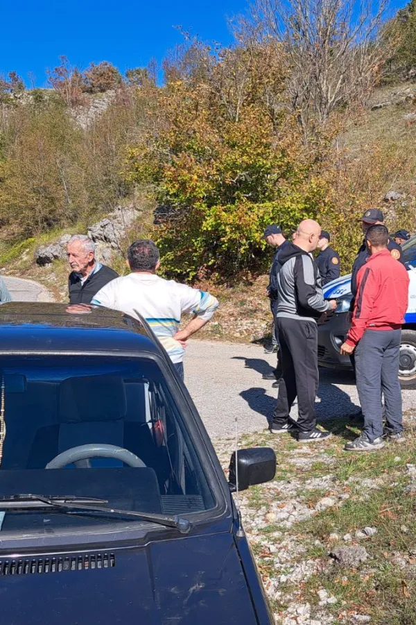 (VIDEO) Policija blokirala put u Bogetićima, mje&scaron;tani ne dozvoljavaju zakopavanje uginulih krava