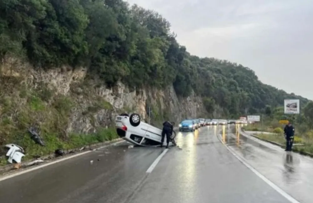Automobil se prevrnuo na krov, povrijeđena djevojka