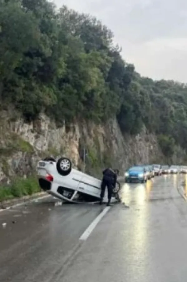 Automobil se prevrnuo na krov, povrijeđena djevojka