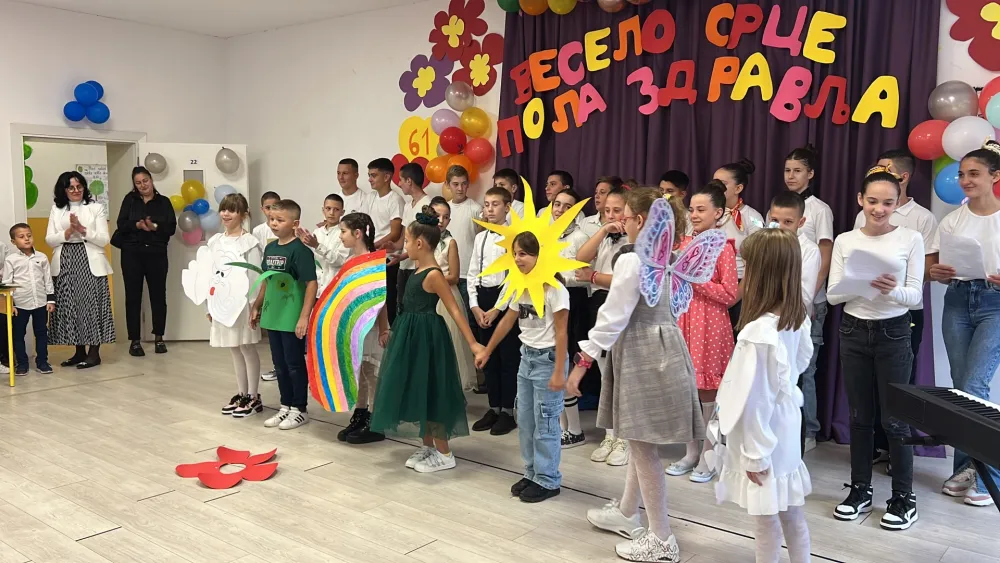 (VIDEO) Učenici O&Scaron; &bdquo;18. oktobar&ldquo; proslavili 61 godinu rada: Otvorili vesela srca