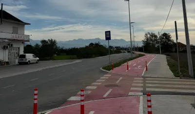 Na trotoarima puta Golubovci - Mataguži postavili stubiće