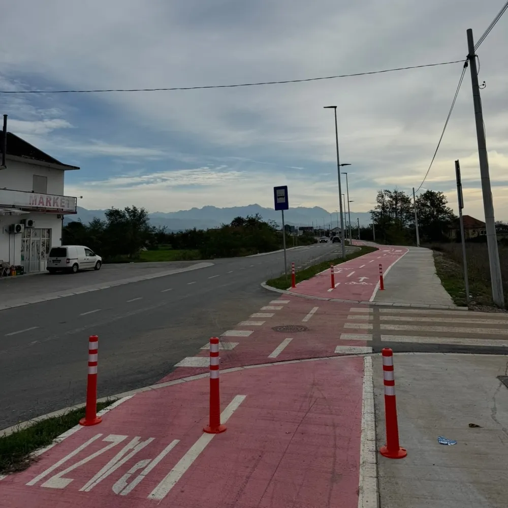 Na trotoarima puta Golubovci - Mataguži postavili stubiće