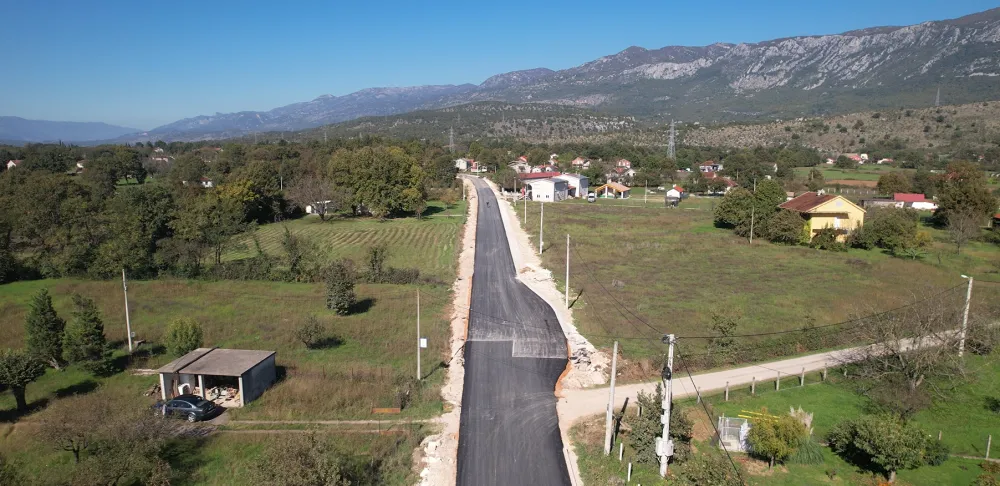 (VIDEO) Martinićki put od Ciglane do Buruma јo&scaron; će čekati na novi asfalt: Zbog instalaciјa asfaltiraјu na preskoke