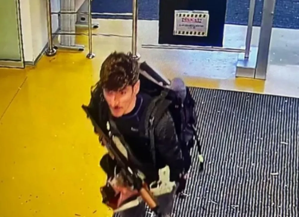 (VIDEO) Ovo je jedan od terorista iz Ankare: Taoci u poznatoj fabrici, odjekivali rafali&hellip;