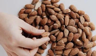 Za&scaron;to treba jesti &scaron;aku badema dnevno