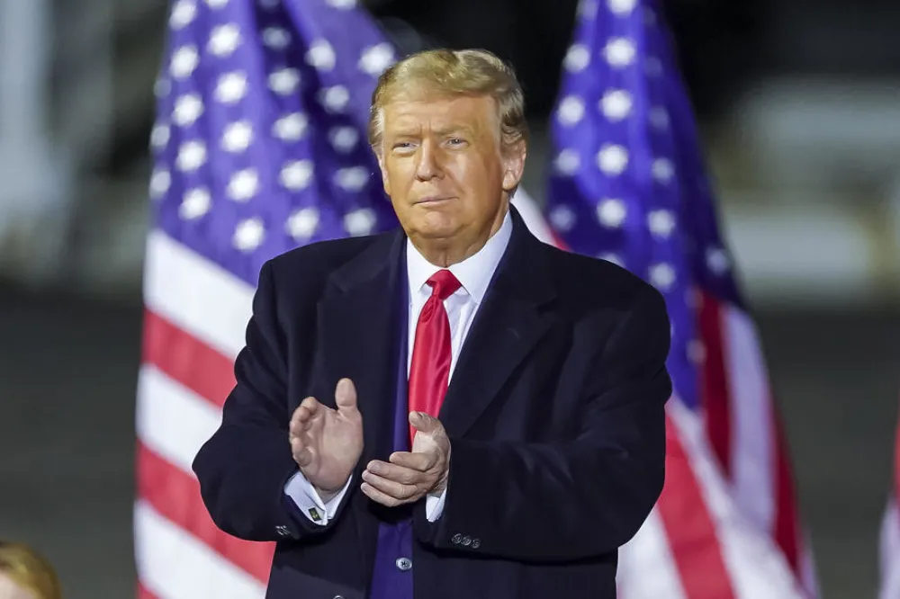 Njujork tajms: Kineski hakeri ciljali telefone Donalda Trampa i Džej Di Vensa