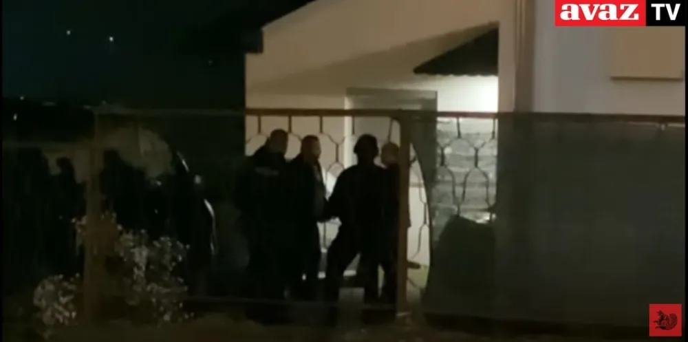 Specijalci s dugim cijevima pretresaju u Bosanskoj Krupi