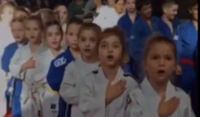 Premijer &scaron;erovao snimak: Najslađi pjevači himne ikad