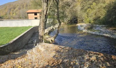 Nelegalni objekti u mjestu Gubavac pored rijeke Bistrice