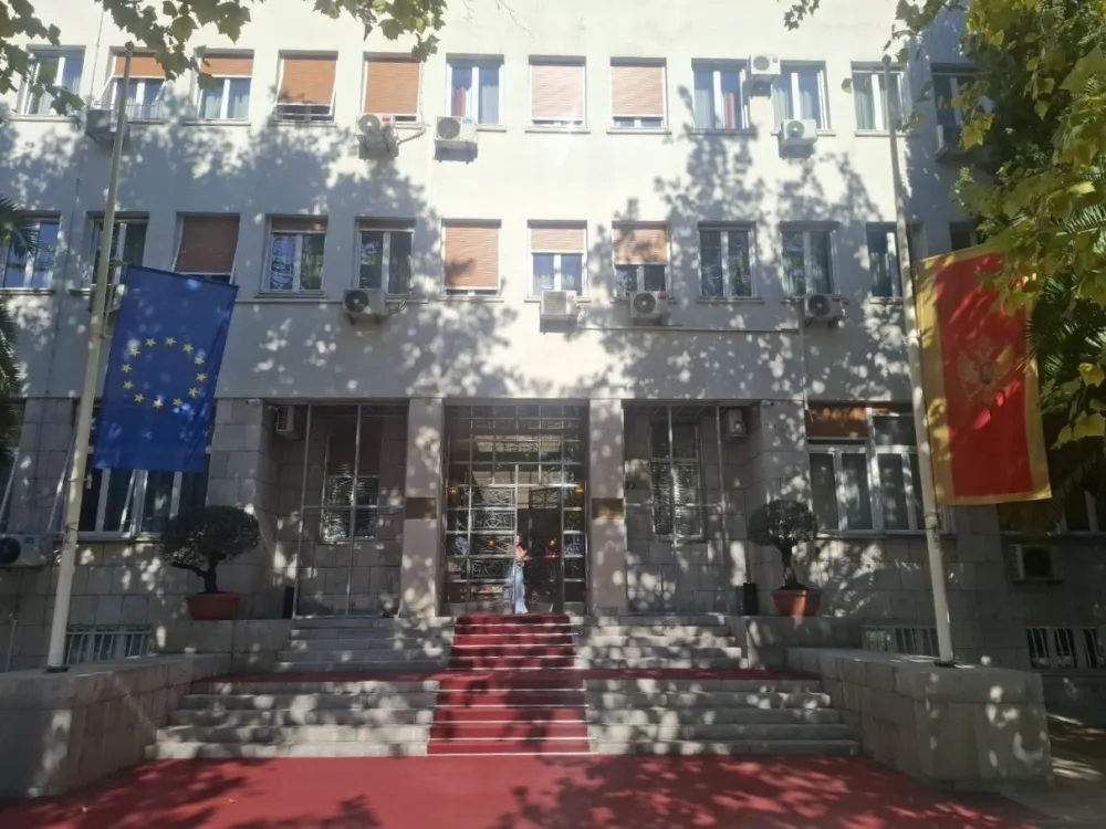 Zastave ispred Skup&scaron;tine Crne Gore spu&scaron;tene na pola koplja