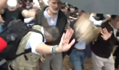 (VIDEO) &Scaron;panski kralj posjetio poplavljena područja, mje&scaron;tani ga gađali blatom