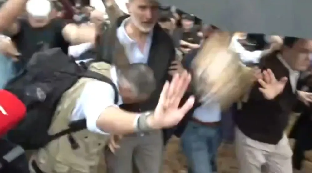 (VIDEO) &Scaron;panski kralj posjetio poplavljena područja, mje&scaron;tani ga gađali blatom