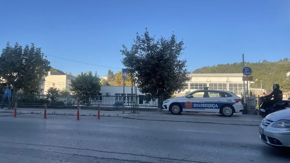 Policija ispred &scaron;kole