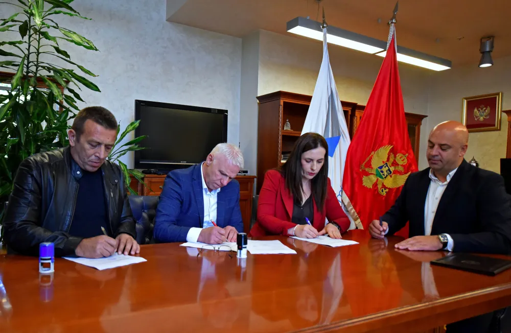 Čelnici Aerodroma Crne Gore i dva reprezentativna sindikata potpisali su novi Kolektivni ugovor. To znači da su se stekli uslovi za unapređenje ekonomsko-socijalnog statusa zaposlenih.