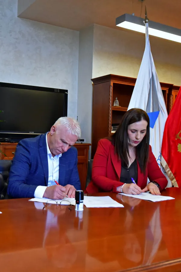 Čelnici Aerodroma Crne Gore i dva reprezentativna sindikata potpisali su novi Kolektivni ugovor. To znači da su se stekli uslovi za unapređenje ekonomsko-socijalnog statusa zaposlenih.