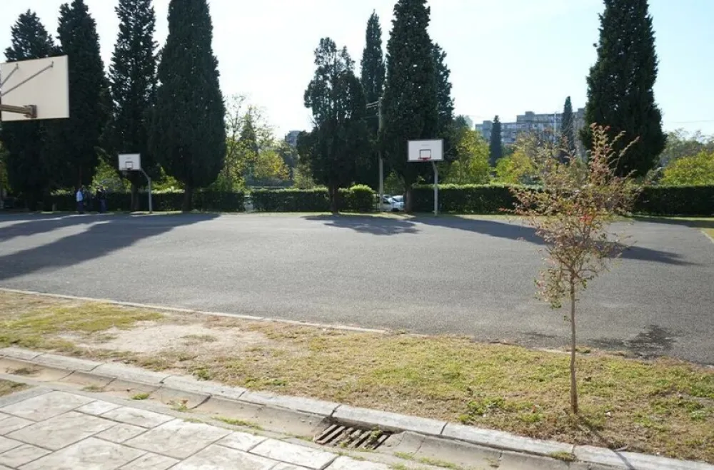 Počeli radovi na adaptaciji &scaron;kolskog dvori&scaron;ta Srednje ekonomske &scaron;kole "Mirko Ve&scaron;ović" u Podgorici