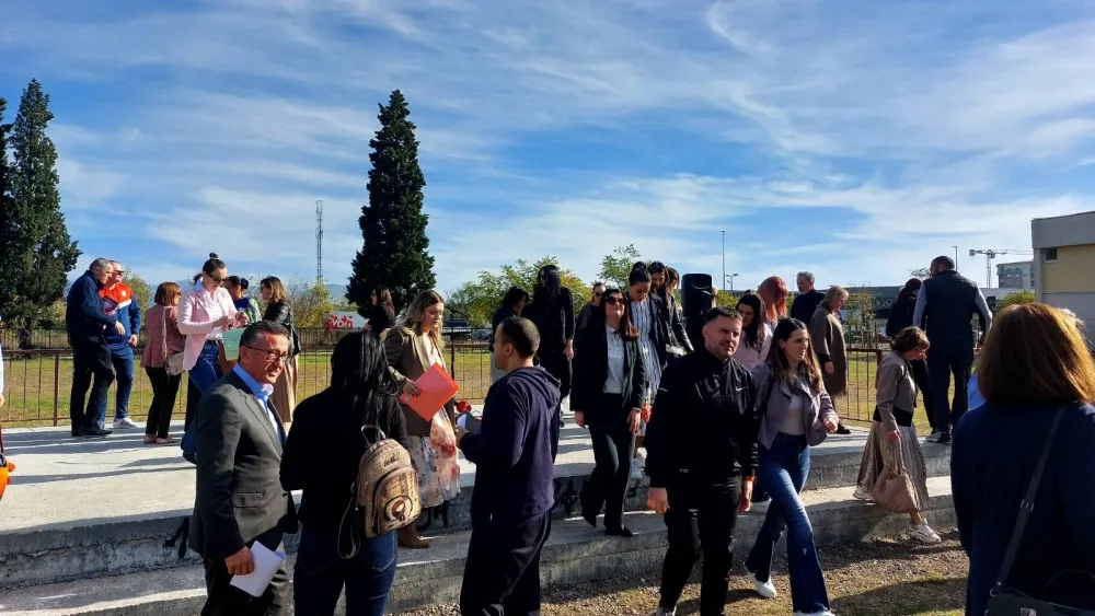 Protest nastavnika podgoričke &scaron;kole: Na posao dolazimo sa strahom
