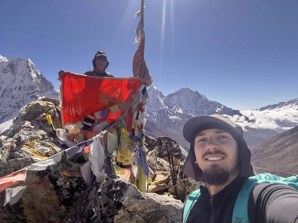 Crnogorska zastava na Islan Peaku