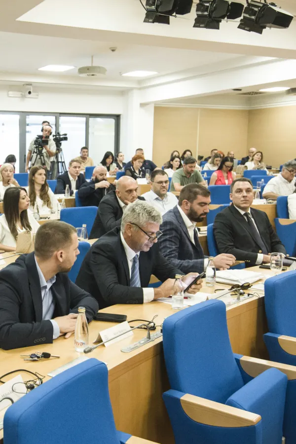 PES i Demokrate neće da kažu, ostali protiv poskupljenja vode